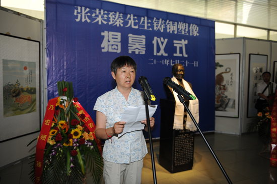 我国著名兽医病理学家张荣臻先生铜像揭幕