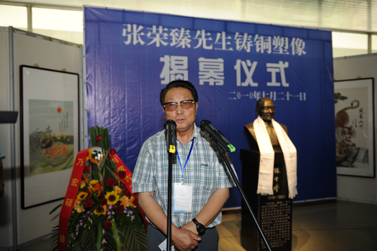 我国著名兽医病理学家张荣臻先生铜像揭幕